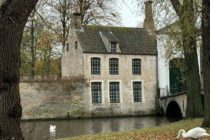 2-Hour Historical Walking Tour in Bruges with Praline Included - Markt and the Belfry: Trade Power in Stone
