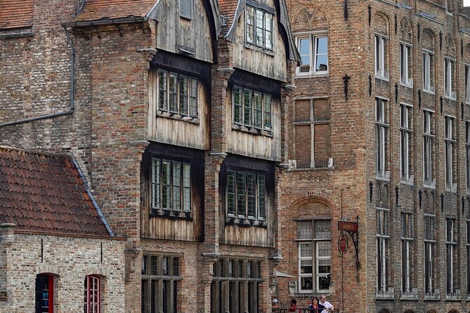 2-Hour Historical Walking Tour in Bruges with Praline Included - From Praalboog Pro Patria to the Gruuthuse Gate