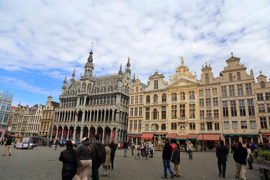 Amsterdam: Brussels & Bruges w/ Optional Chocolate Tasting - Brussels in Motion: Atomium Photos, Royal Galleries, and Grand Place