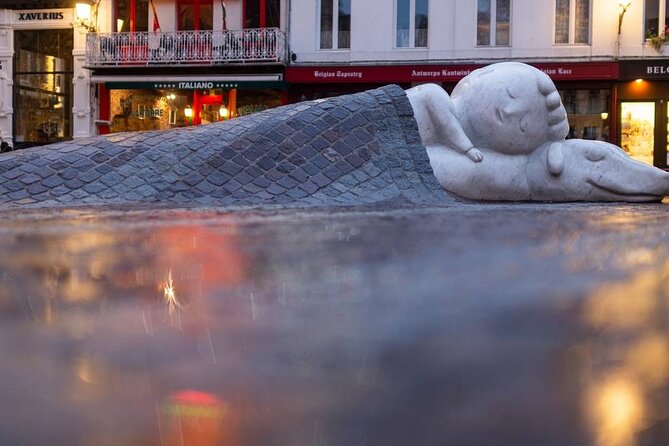Antwerp: Help the Lost Boy – Self-Guided Mystery Walk - How the phone guides 14 challenges through the Old Town