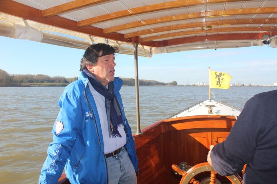 Antwerp: Private Old Harbour Boat Tour Incl. Drinks & Snacks - Private group on a max 12-person boat: what that changes for you