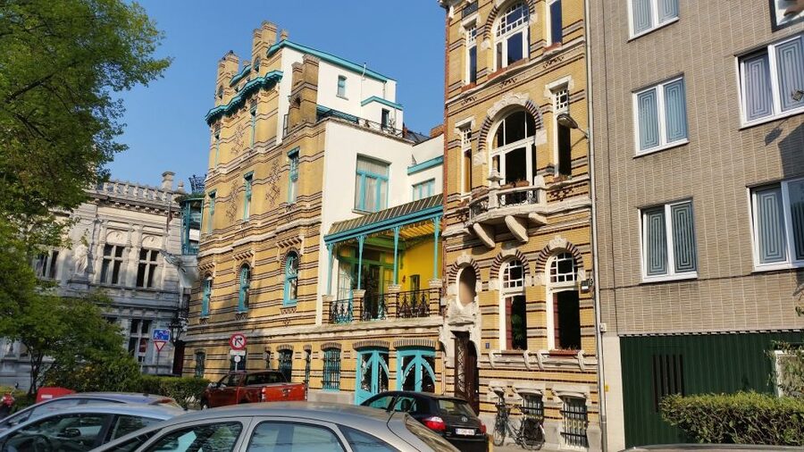 Antwerp: Walking Tour from Steen to Central Station - Steen to Central Station in 150 minutes, the pace and payoff
