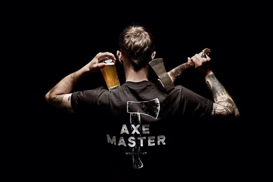 Axe Throwing Experience - WoodCutter Brussels: what indoor axe throwing feels like