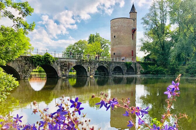 BikeTour Bruges & Damme in Spanish and English - Stop 6: Back to Bruges, cobblestones, and romantic medieval bridges