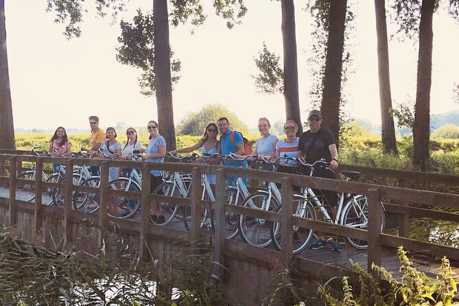 BikeTour Bruges & Damme in Spanish and English - Stop 1: Minnewater, the Bridge of Love, and Bruges by canals