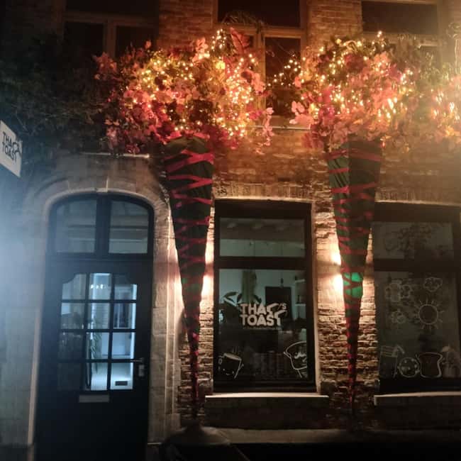 Bruges, Bike Tour with Chocolate Tasting & Hot Wine/Chocolat - The chocolate stop: tasting pralines like you actually have time
