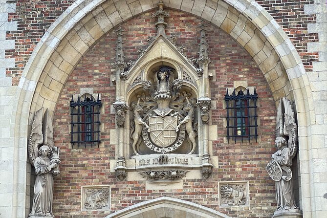 Bruges by a Local: Exciting Stories, Mysteries, People and Choco - 2be Beer Wall: the relaxed pause that works