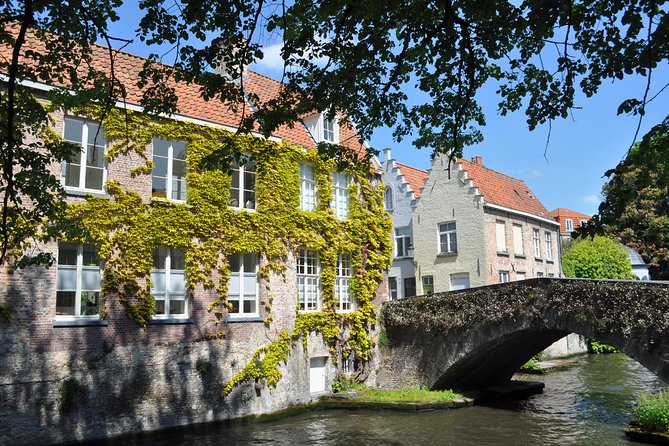 Bruges by bike with friends and family! - Stop 6: Kruispoort, the Cross gate with imperial connections