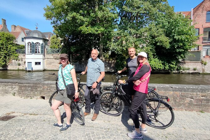 Bruges by bike with friends and family! - Stop 1: Markt Square, where the city’s energy starts