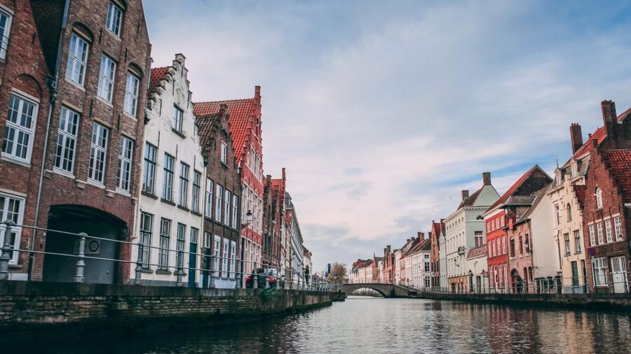 Bruges: Express Walk with a Local in 60 minutes - Meeting at Aux Merveilleux De Fred Bruges: Start Point and First Vibe