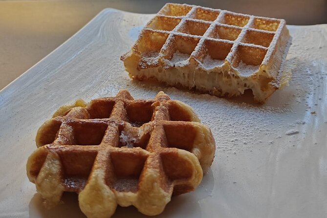 Bruges Food Tour with Full Meal & Drinks by Do Eat Better - Ending back at De Burg: waffles and the Bruxelles vs Liège comparison