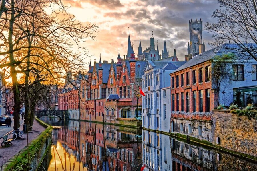 Bruges: Guided Walking Tour - Huidenvettersplein and Tanners Square: history you can feel