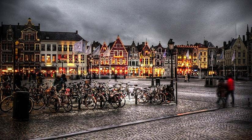 Bruges: Guided Walking Tour - Meeting point, language, and what the timing really means