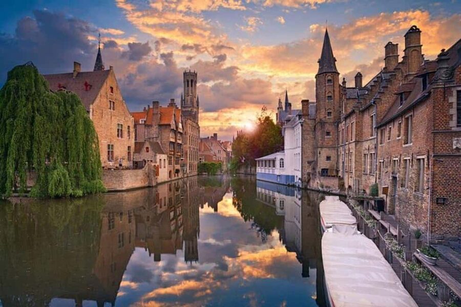 Bruges : Highlights & Hidden gems Walking Tour - Canals and the city’s medieval logic