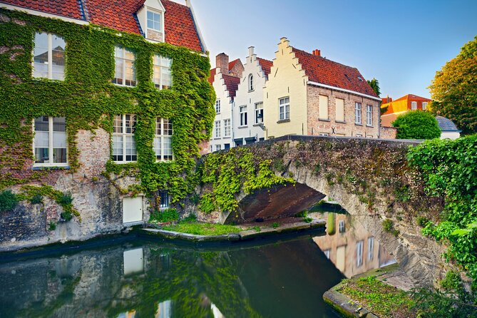 Bruges Scavenger Hunt and Highlights Self Guided Audio Tour - How the riddles and audio guide your eyes