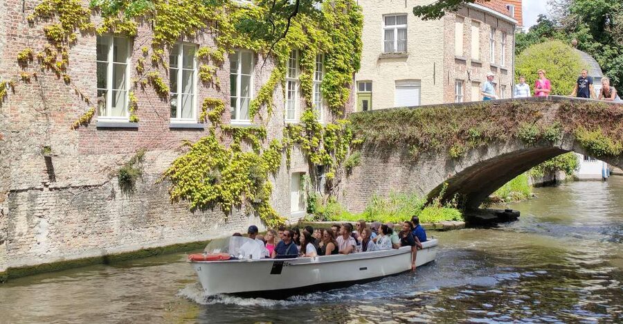 Bruges: Small Group Boat Cruise and Guided Walking Tour - The courthouse statues and the old fish market with 126 columns