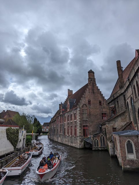 Bruges: Walking Tour with Hot Chocolate & Chocolate Tasting - Quick hits before you go