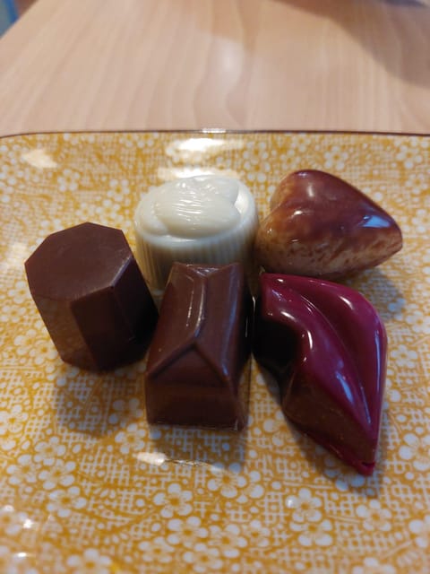 Bruges: Walking Tour with Hot Chocolate & Chocolate Tasting - Two hours of Bruges, paced for chocolate lovers and history fans