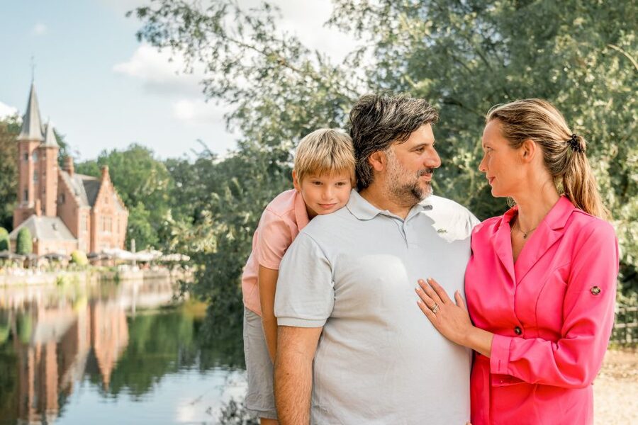 Bruges : Your private 30min. photoshoot in the medieval city - Price and Value: $235 for Up to 5 People