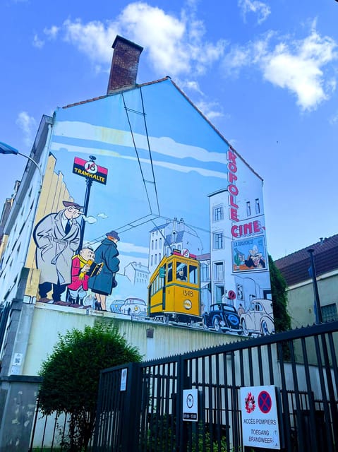 Brussels: 2 hours Private Walking Tour of the Comics Walls - How the guide teaches you to read a comic mural