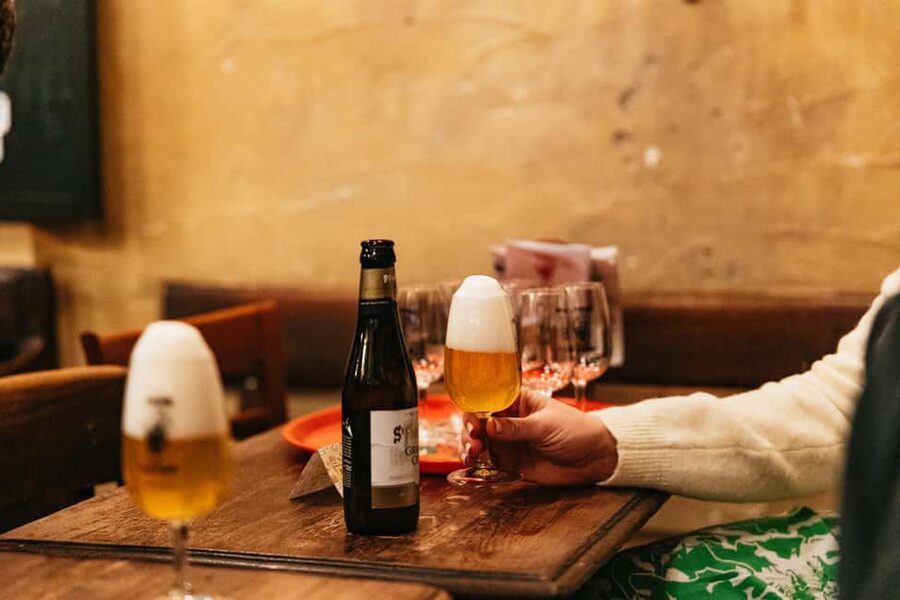 Brussels: Beer Tour with 6 Beers and 3 Chocolate Tastings - Six Belgian beers, and how the guide helps you taste with purpose