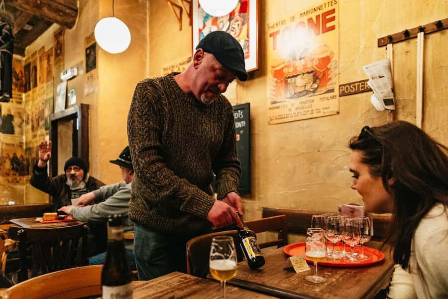 Brussels: Beer Tour with 6 Beers and 3 Chocolate Tastings - Alley taverns and the art of stepping off the main route