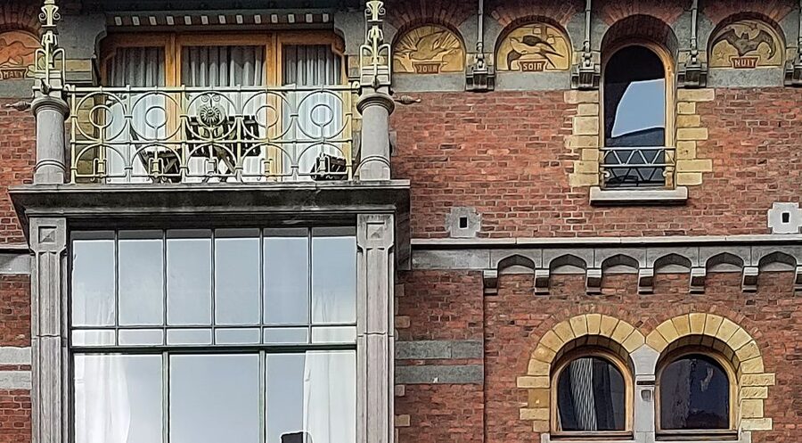 Brussels: Fall and Rise of Art-Nouveau Guided Tour - Pace, rain, and Spanish: simple tips to make it smooth