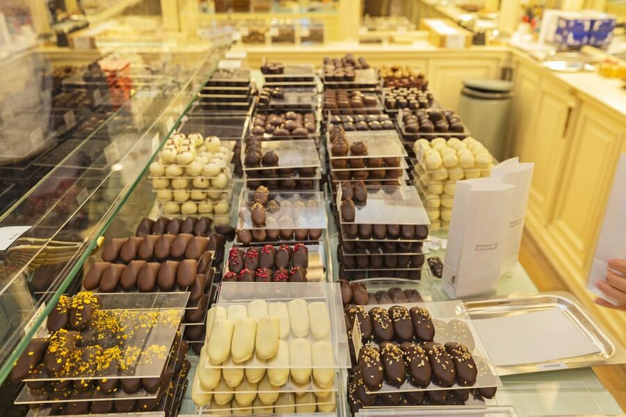 Brussels Food Tour: Main Dish, Beer, Waffle & Chocolate - Croquette snack stop, from classic technique to real cravings