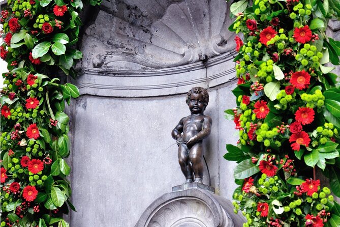 Brussels "Land of Comics": Street Art & Walking Tour - MannekenPis corner and the mural sequence: clues, then linger