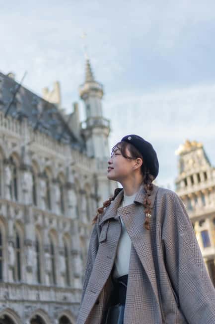 Brussels on Foot: Historic Center with a Local Guide in 2 hours - Christmas markets time: craft stalls, mulled wine, and chocolate breaks