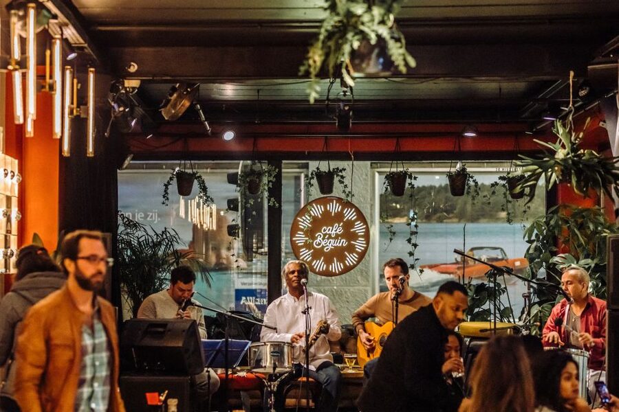 Brussels: Private Beers, Bars, and Live Music Tour by Night - The walk to Grand Place: King’s House and guildhalls at night