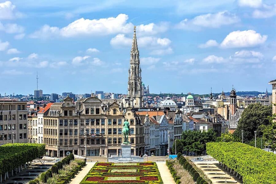 Brussels: Walking Food Tour with Chocolate, Beer, & Waffles - Lunch by the Old Fish Market: Choose your full plate, then savor it