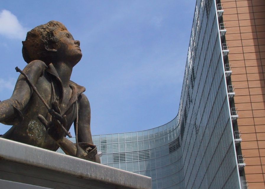 Brussels: Walking Tour from Central Station to Manneken Pis - Starting at Brussels Central Station, Getting Your Bearings Fast