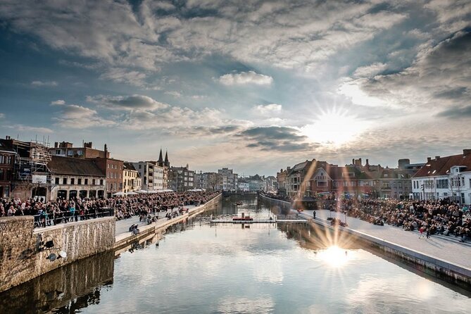 e-Scavenger hunt Kortrijk: Explore the city at your own pace - The façade-game: town hall statuary and why counting helps