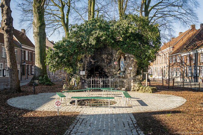 e-Scavenger hunt Turnhout: Explore the city at your own pace - Stop-by-stop: Begijnhof beauty to St. Peter’s Church awe