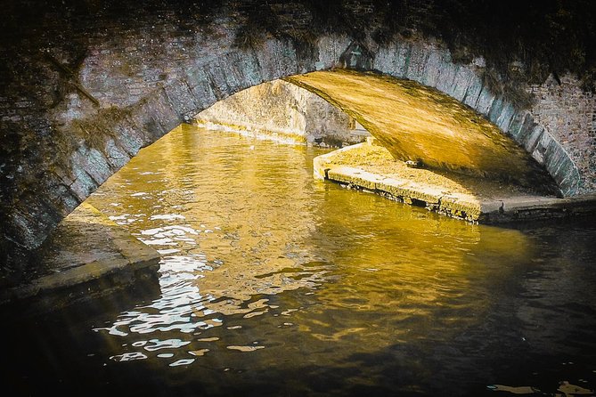 "Edges of Brugge" Photo Tour - 2hr open city tour & workshop - Starting at the Basilica of the Holy Blood, and why that first minute matters