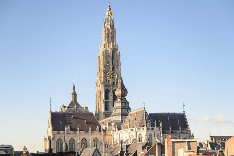 Explore the history of Antwerp with a local historian - Finding your guide at the Brabo statue (and starting with context)