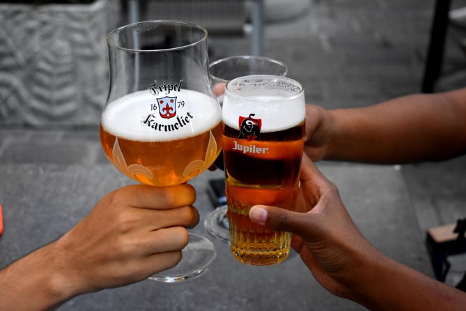 Food tasting & Historical walk - Beer with a main-square view, then time to linger