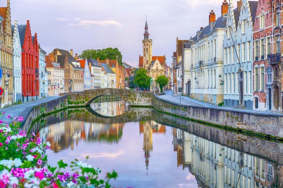 From Amsterdam: Bruges Day Tour in Spanish or English - Guided medieval Bruges: the walking tour that gives you a mental map