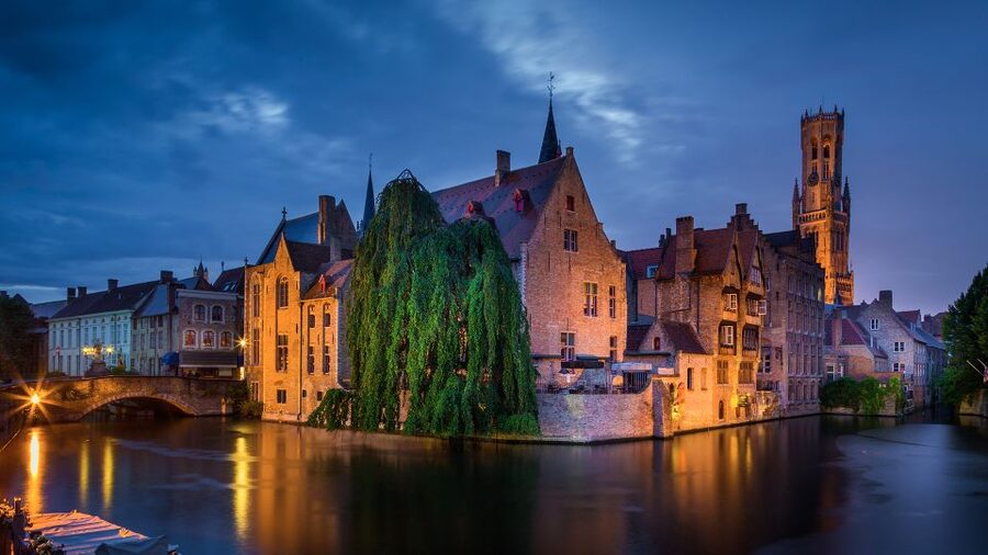 From Amsterdam: Bruges Day Trip in Spanish with Boat Option - Amsterdam to Bruges, and why the bus timing matters