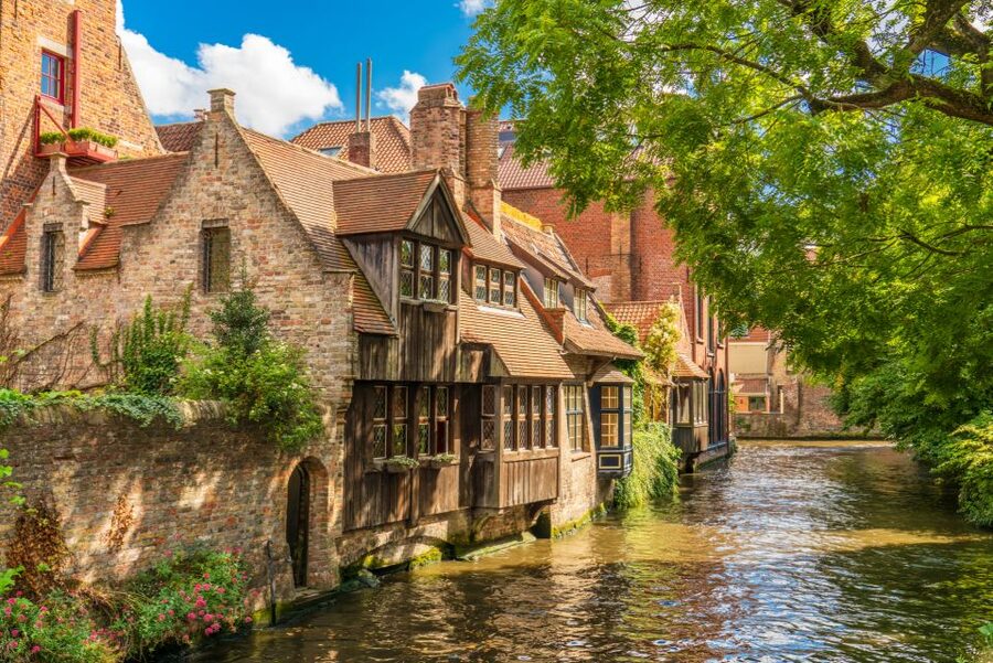 From Amsterdam: Bruges Day Trip in Spanish with Boat Option - Lake of Love and the Begijnhof: the calm chapter of the day