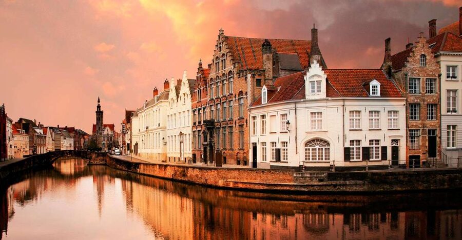 From Amsterdam: Bruges Day Trip in Spanish with Boat Option - A Spanish guide that helps you read Bruges fast