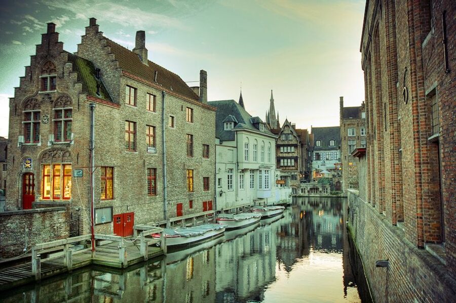 From Amsterdam: Day Trip to Bruges in Spanish or English - The Amsterdam to Bruges Bus Ride: Long Day, Clear Focus