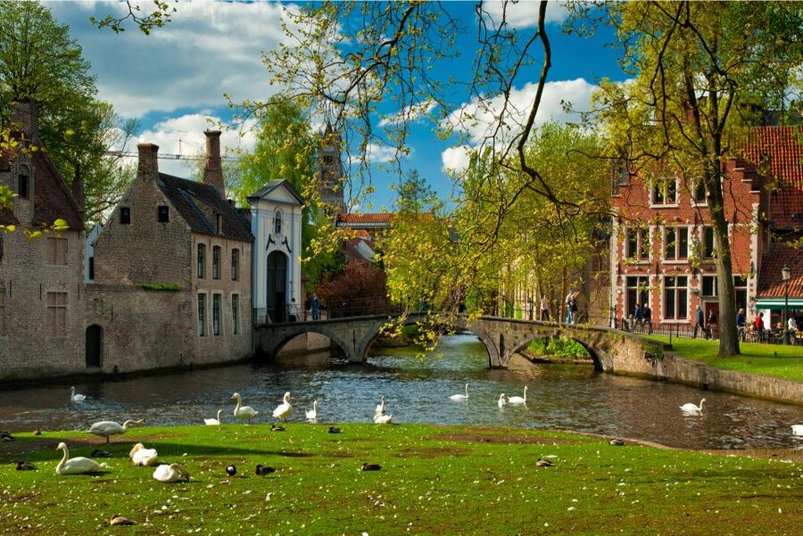 From Brussels: Bruges Day Trip with Boat Tour Option (ES) - Lake of Love and Begijnhof: the quiet break inside a famous city