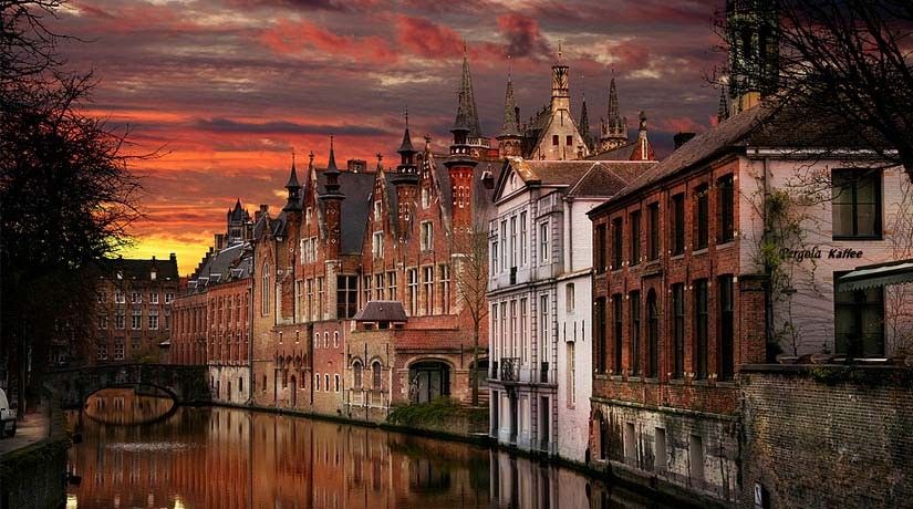 From Brussels: Bruges Day Trip with Boat Tour Option (ES) - Castle Square to Market Square: where Bruges power shows up