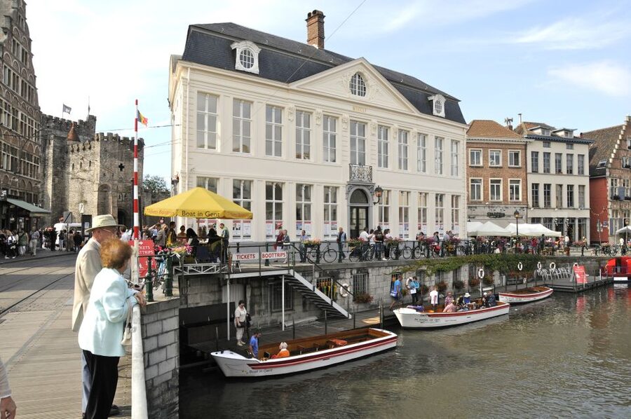 Ghent: 50-Minute Medieval Center Guided Boat Trip - Prince’s Court and the big medieval cast