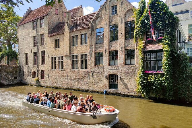 Guided boat trip and walk - Gruuthuse courtyard: a quick hit of family power