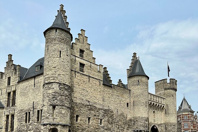 Guided E-kickscooter tour: The big five of Antwerp - Brand new South Park: a modern counterpoint at the end of the loop