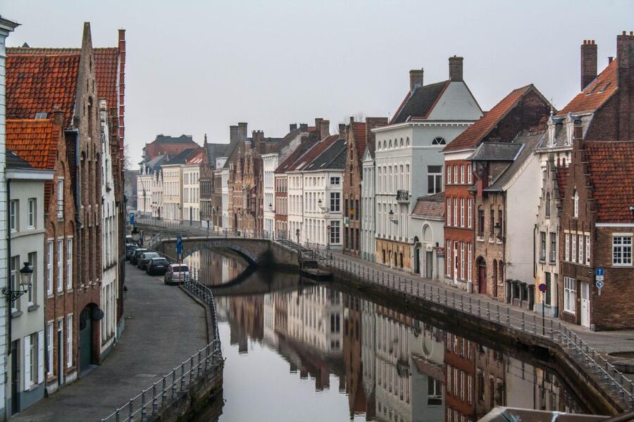 Paris: Brussels and Bruges Tour & Optional Chocolate Tasting - Entering Belgium from Paris: the meeting point and the big ride