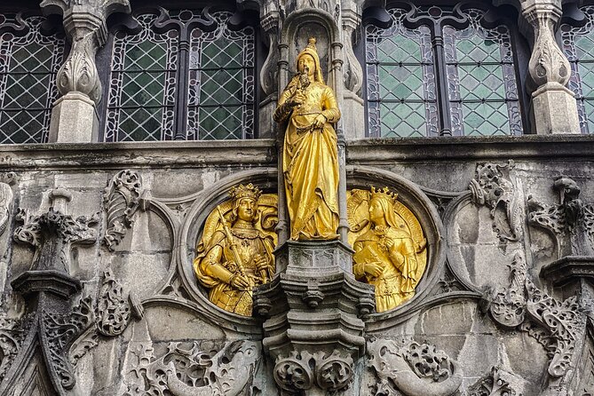 Secrets of Bruges: Walking Tour With a Chocolate and Waffle Bite - Where you meet and how the route ends near De Halve Maan